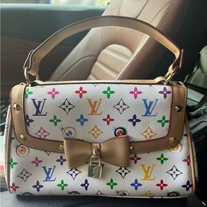 Pretty iconic monogram inspired handbag. Very beautiful 🫶🏻